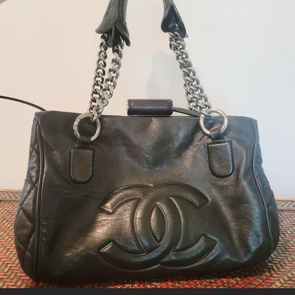 Authentic Chanel Black Quilted Leather Shoulder Bag Origonal Box and Card/papers - Picture 2 of 8